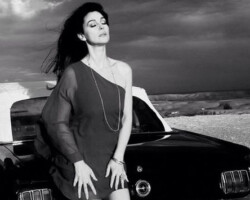 Notre Ford Mustang 1965 cabriolet a posé à Marrakech avec La celebre Top model et actrice Monica Belluci! Monica Belluci
